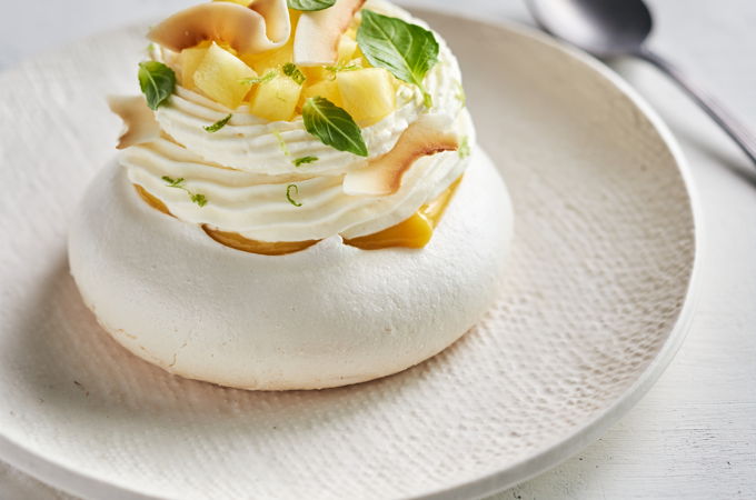 Pavlovas, crémeux au fruit de la passion, ananas, coco et basilic