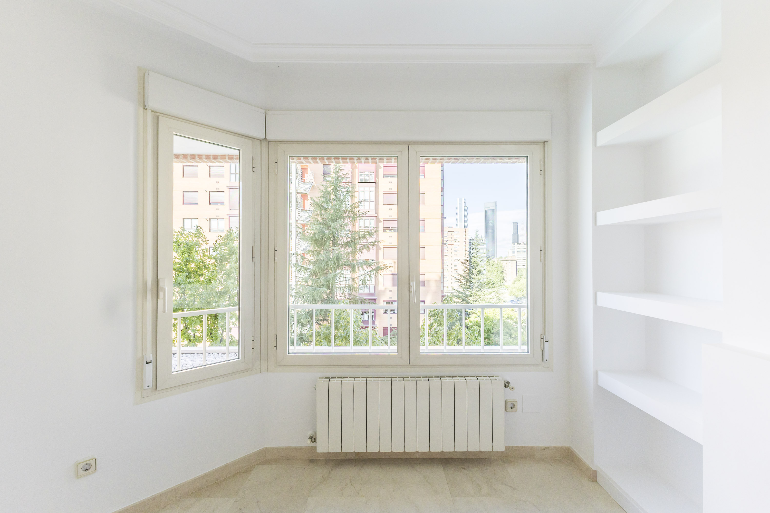 Bright 2-bedroom apartment with pool, garage and green areas - Image 4