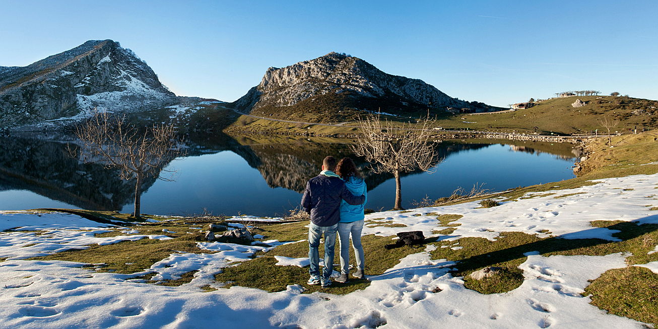  y de 16:30h a 19:30h
- Imagen de una pareja disfrutando en Asturias de una ruta de montaña