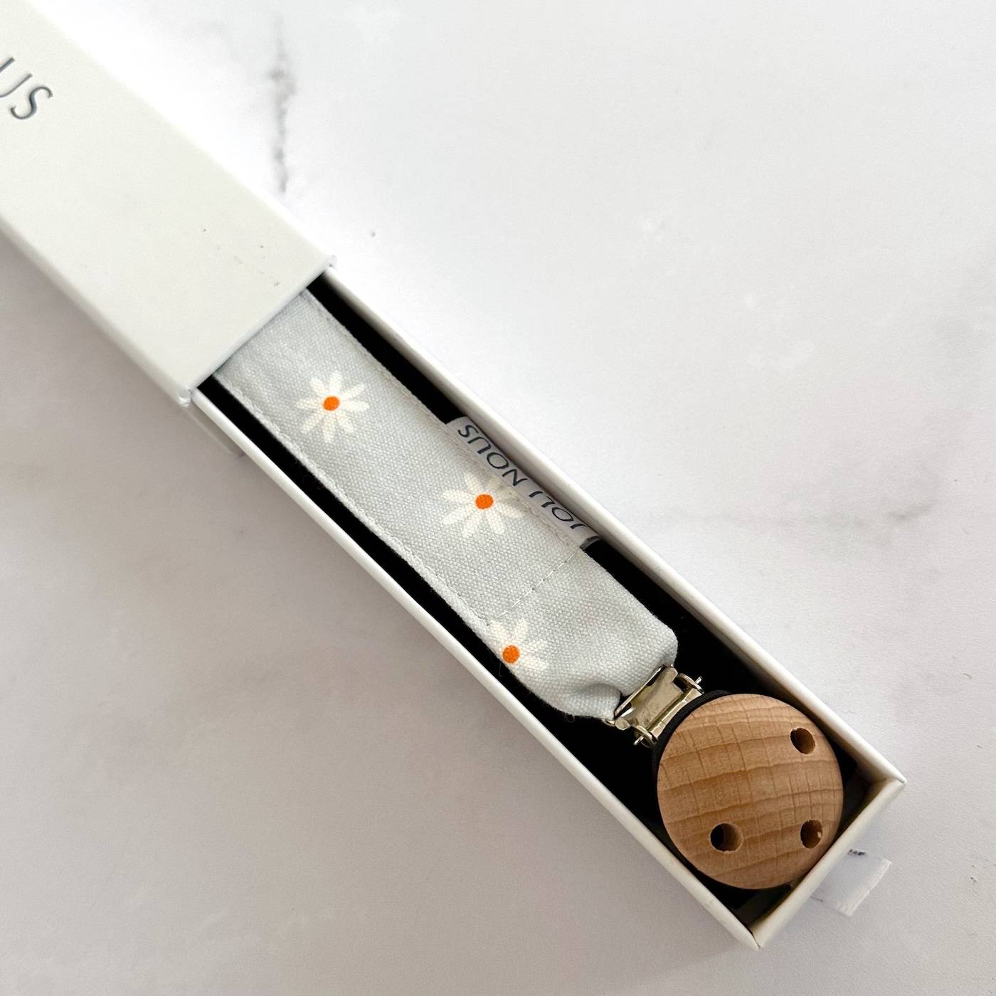 gigoteuse réversible fraises rouge blanc crème lumineux cadeau bebe élégant de la marque suisse Joli Nous, un accessoire premium pour bébé, alliant design raffiné et qualité exceptionnelle