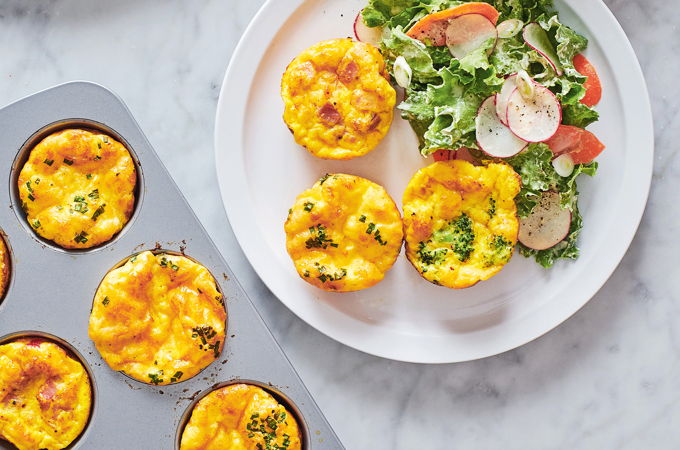 Bouchées d’omelette au fromage et salade crémeuse