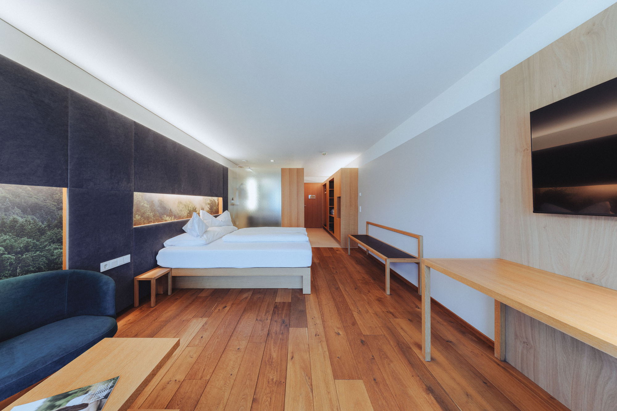 Großzügiges Zimmer Hangspitze mit Doppelbett, Sitzecke und Holzboden