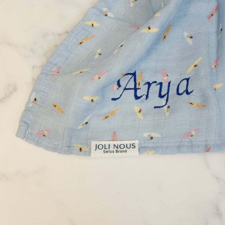 protège carnet de santé qualité bébé raffiné coeurs rouges pour bébé et enfant, en coton doux et bambou et respirant, certifié OEKO-TEX, idéal pour compléter une tenue d'enfant chic et confortable