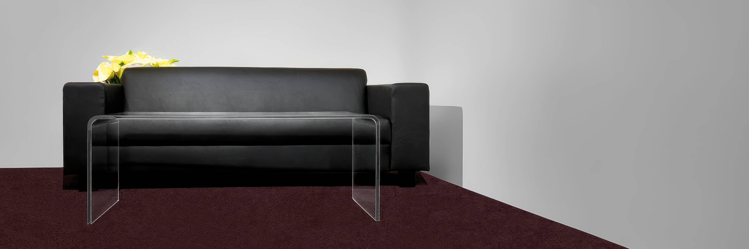 Brandschutz Sofa mieten in schwarz mit Couchtisch für Event und Messe