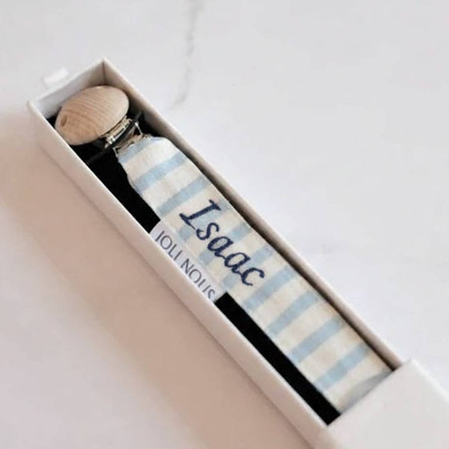 Attache-tétine fraises rouge blanc élégant de la marque suisse 'Joli Nous', un accessoire premium pour bébé, alliant design raffiné et qualité exceptionnelle