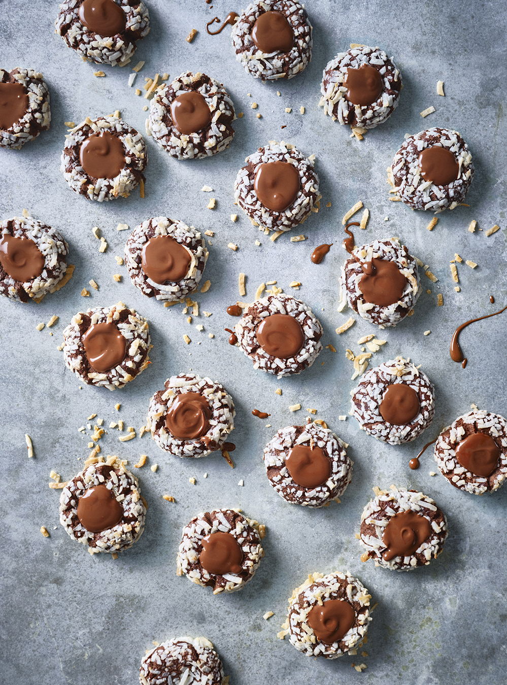 Chocolate-Coconut Thumbprint Cookies | RICARDO