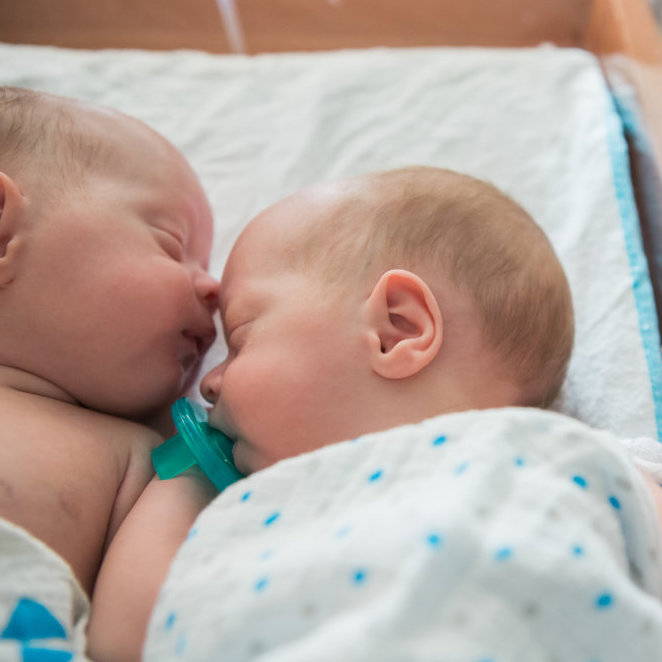 twin babies in NICU hospital bed