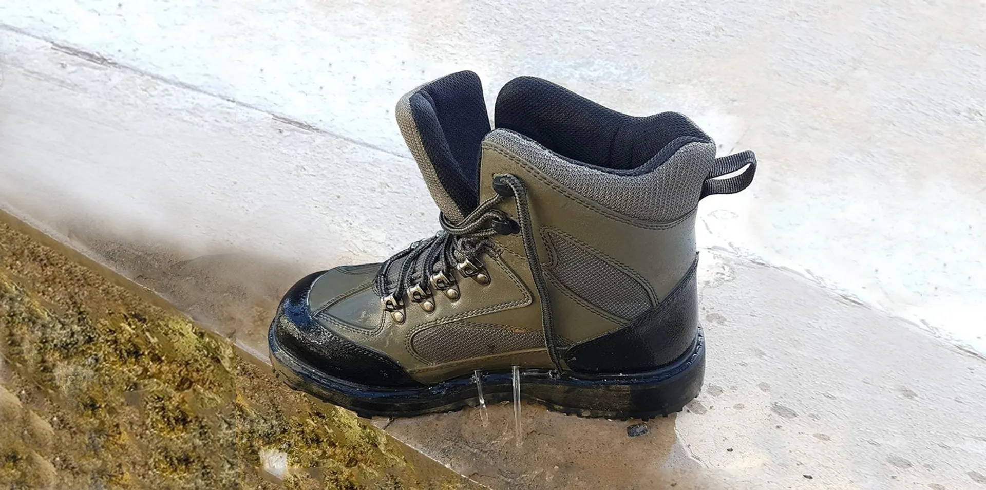 The mesh leak hole design make it easier for the fishing boots to drain water
