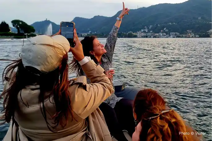 1-Hour Shared Boat Tour with Prosecco Aperitif