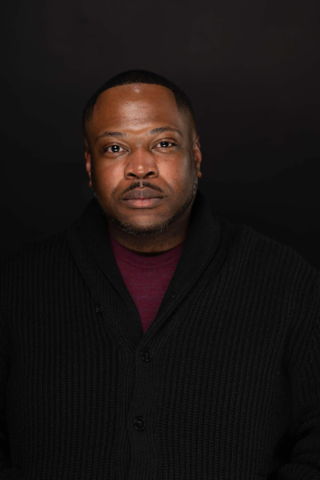 Desmond  Vickers 