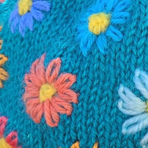 Theemuts met kleine bloemen en bijpassende eiermuts