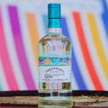 Bouteille de Tobermory Hebridean Gin poasée sur un fût en bois à la distillerie Tobermory sur l'île de Mull dans les Hébrides intérieures d'Ecosse
