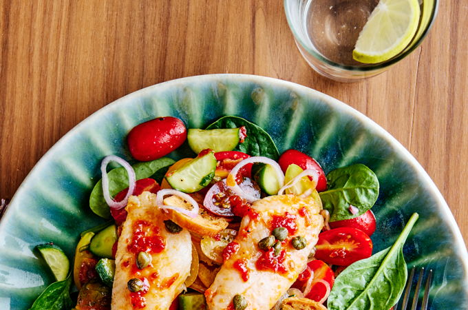 Salade panzanella et sébaste à la plaque