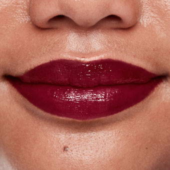 Lèvres avec du rouge à lèvres rouge foncé sur peau mat