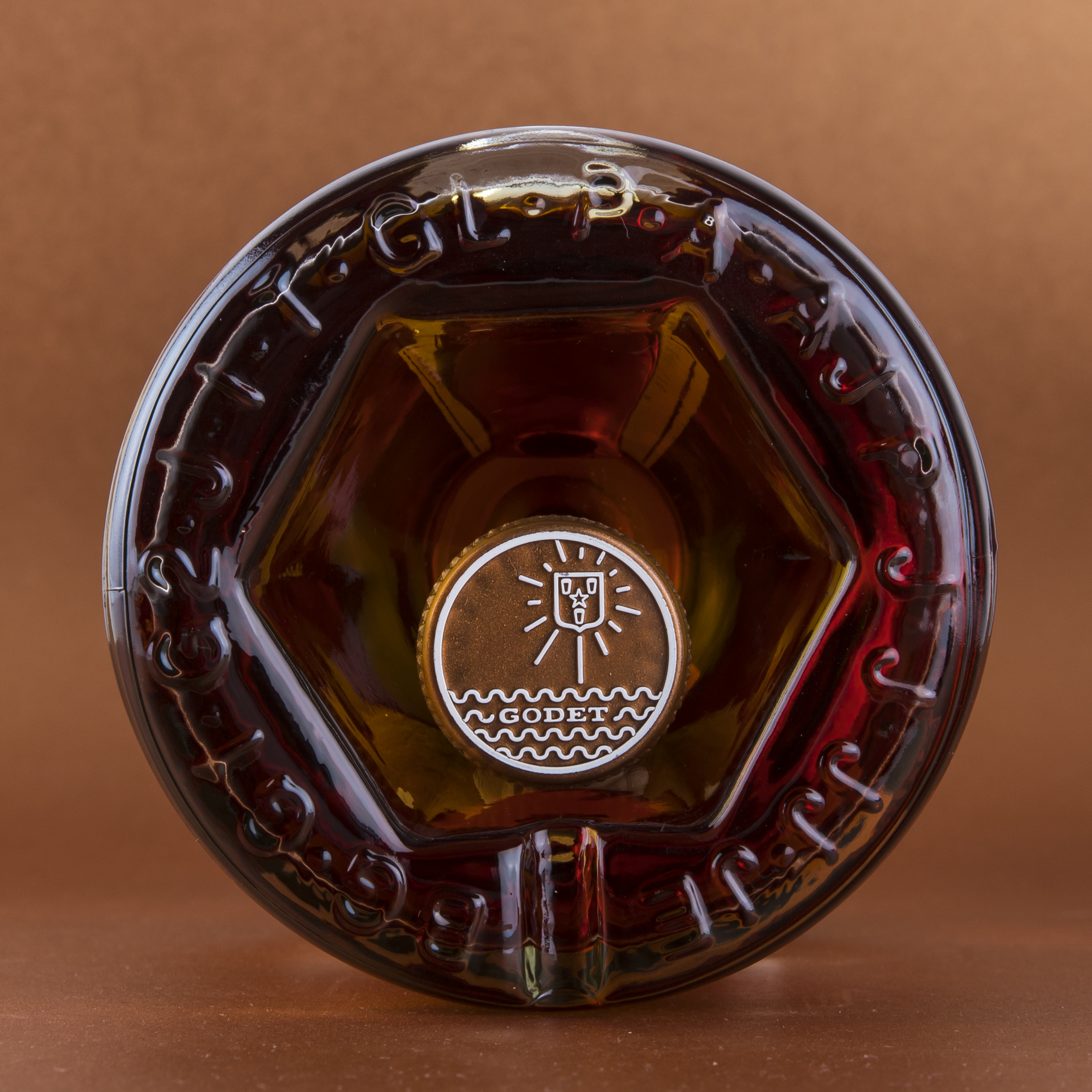 Focus projet Maison Godet Cognac VSOP. Bouchon tête plastique personnalisation embossage, liège corps garantie Altop DIAM