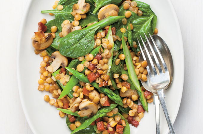 Salade d'épinards aux lentilles et aux asperges
