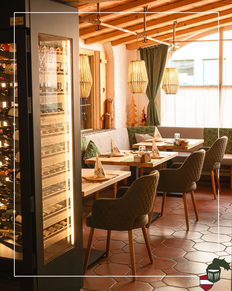🪑Ein guter Abend beginnt mit gutem Essen, einem edlen Glas Wein und einer Atmosphäre, in der man einfach gerne länger sitzen bleibt. 🍷✨

Willkommen in unserer Almstube – wo Genuss auf Tiroler Gemütlichkeit trifft. ❤️

Bis bald! Hier im @zum.ritter 💚🏡