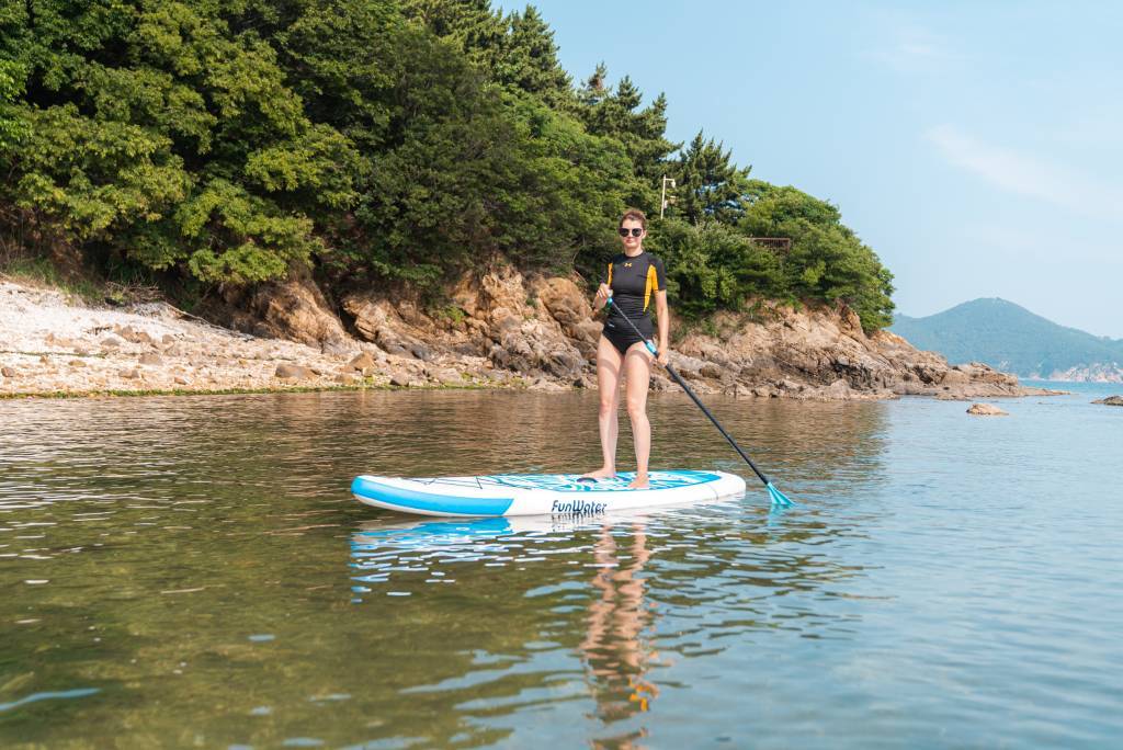Stand up paddle board with good stability is friendly to beginners