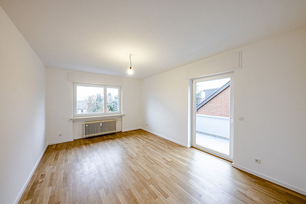  Bielefeld
- Das Wohnzimmer mit Parkettboden und Zugang zum Balkon