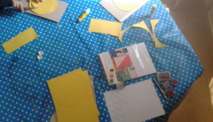 kids in munich basteln am tisch