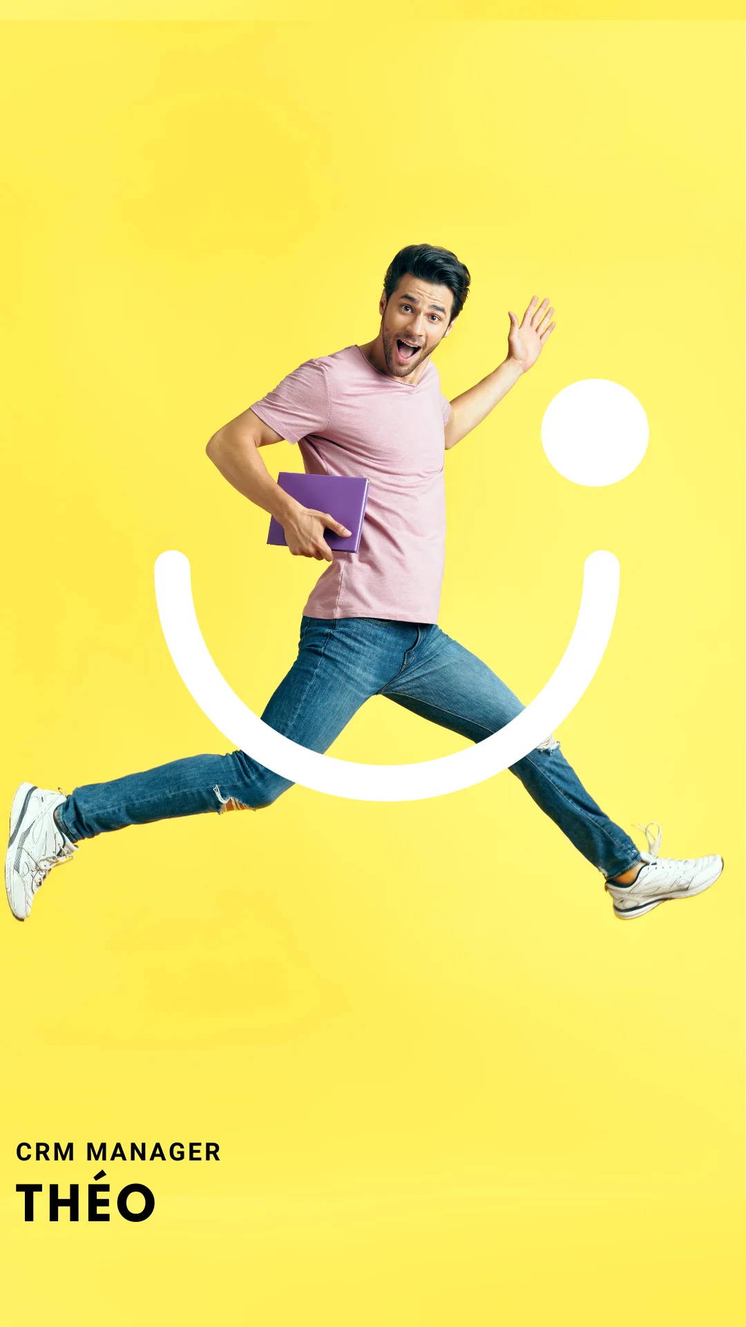 Présentation de l'équipe NekoTea CRM Manager Théo en mouvement dynamique, tenant un dossier violet et saluant, dans un t-shirt rose et jeans, sur un fond jaune lumineux avec un sourire graphique dessiné en arrière-plan. 