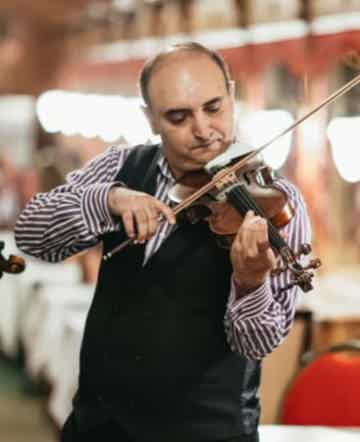 Folklore dance show and live music onboard