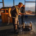 Ouvrier en pleine vérification dans la salle de distillation de la distillerie Ardnahoe sur l'île d'Islay dans les Hébrides intérieures d'Ecosse