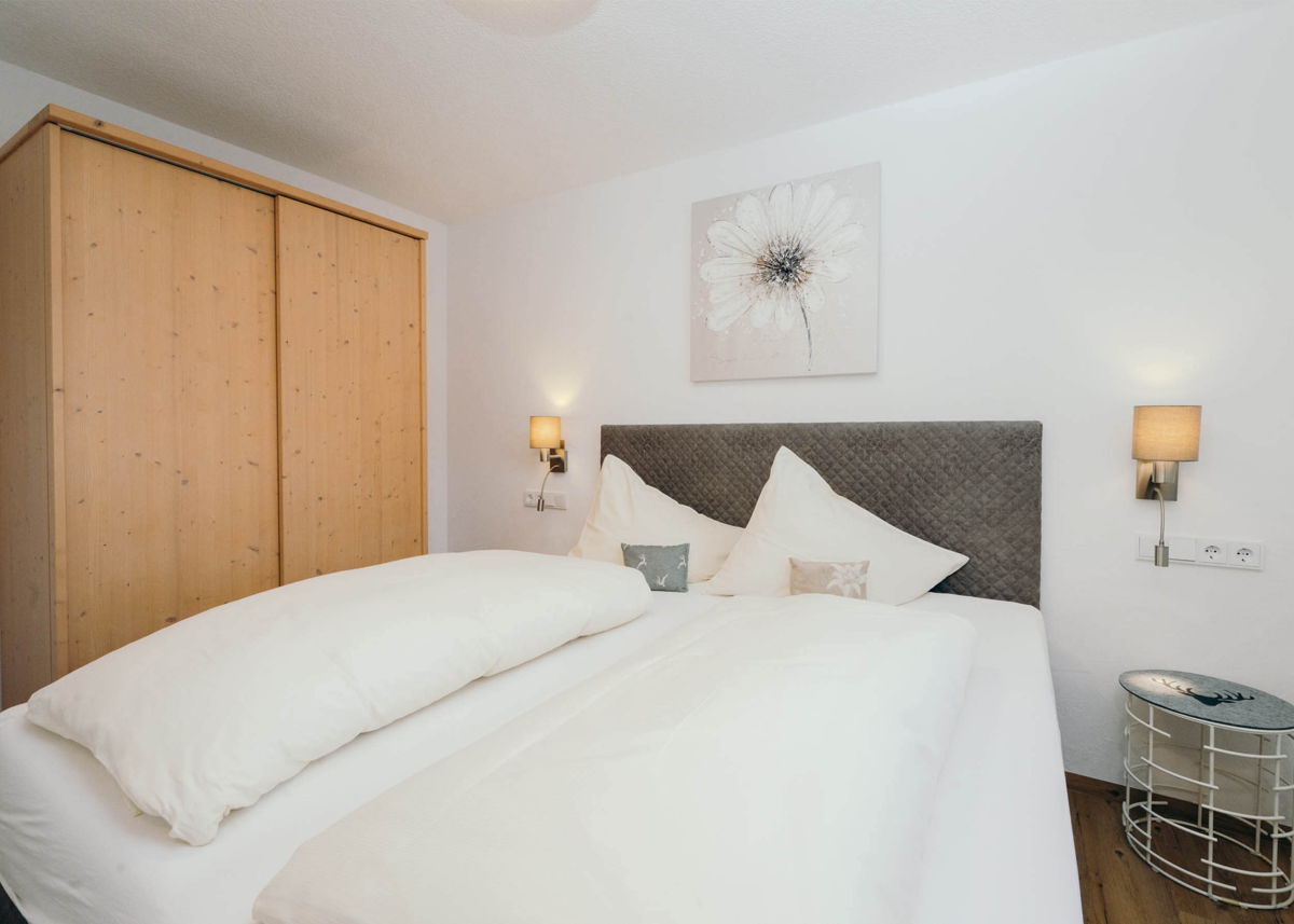 Doppelbett im Schlafzimmer der 63 qm Ferienwohnung mit insgesamt zwei Schlafzimmern.