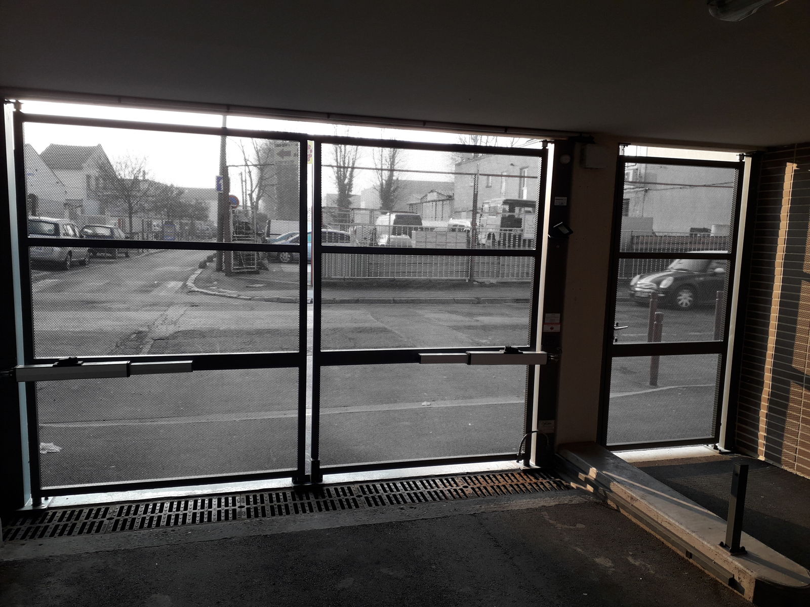 Portes vitrées automatisées d'une entrée de bâtiment, vues depuis l'intérieur