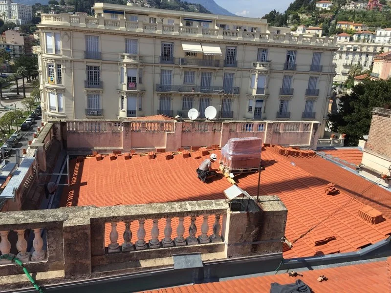 Rénovation de la toiture du Palais de l’Europe à Menton en tuiles de Marseille — photo 7 sur 10 — CEG TOITURE