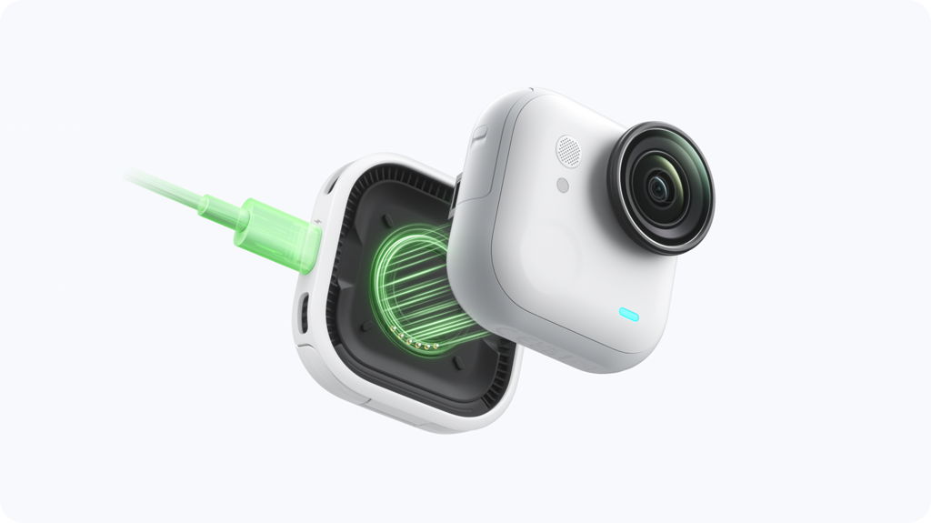 Insta360 GO Ultra FOMOパワーキット FOMOフレキシマウントとカメラの充電接続イメージ