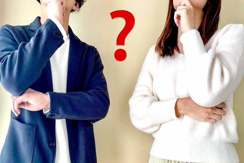 考え事する男女