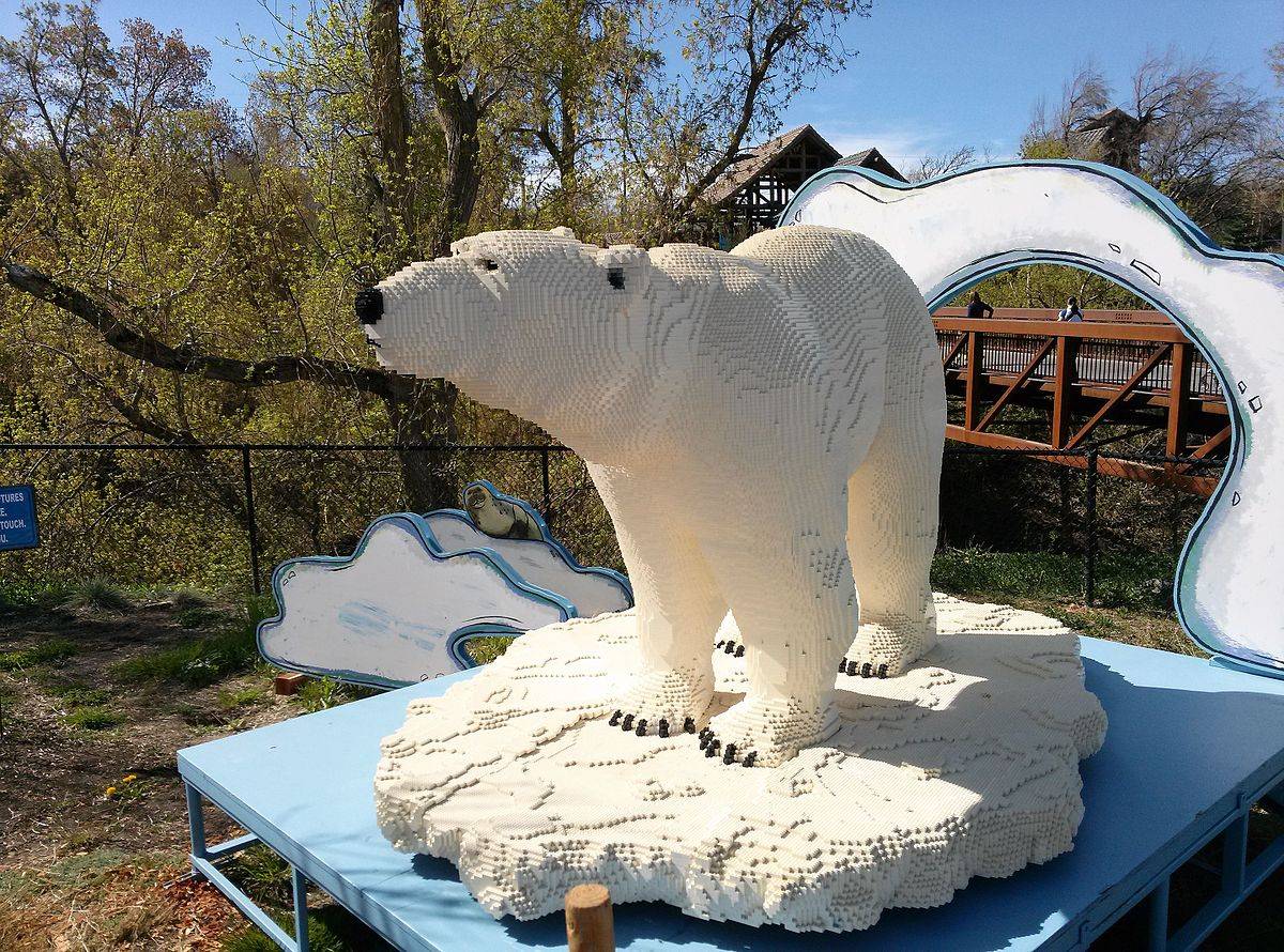 Polar bear sculpture 