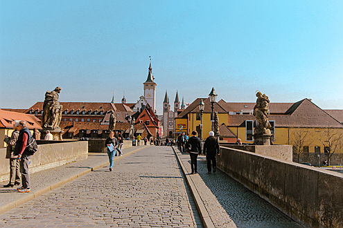  Würzburg
- Wie lebts es sich in der Altstadt? Auf einen Blick: Demographie, Sehenswürdigkeiten, Preisentwicklung