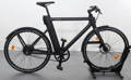 Gazelle Paris C7 elektrische stadsfiets met lage instap, afgebeeld in zijaanzicht op neutrale achtergrond, met Bosch middenmotor, gesloten kettingkast, verende voorvork en zadelpen, MIK-bagagedrager en spatborden – gericht op comfortabel dagelijks gebruik en woon-werkverkeer.