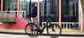 Gazelle Paris C7 elektrische stadsfiets met lage instap, afgebeeld in zijaanzicht op neutrale achtergrond, met Bosch middenmotor, gesloten kettingkast, verende voorvork en zadelpen, MIK-bagagedrager en spatborden – gericht op comfortabel dagelijks gebruik en woon-werkverkeer.
