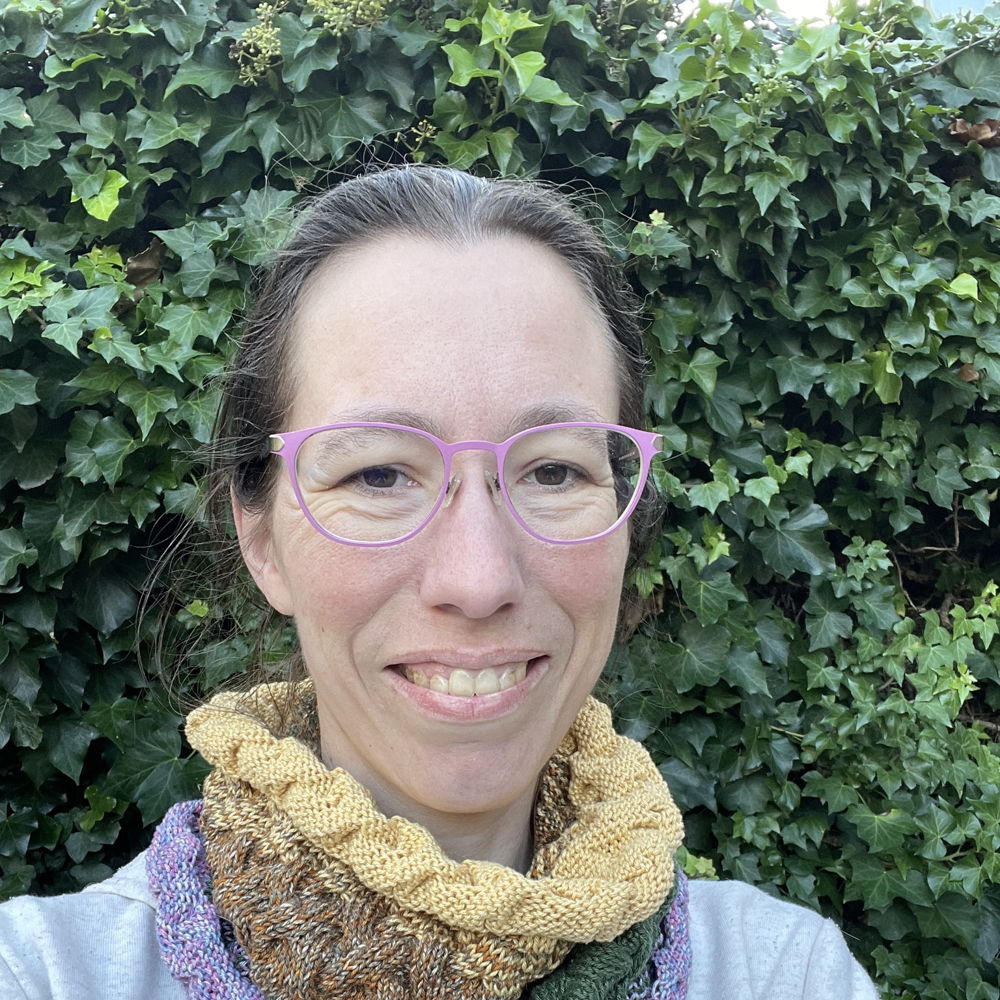 Knitted waves turtleneck scarf Golden