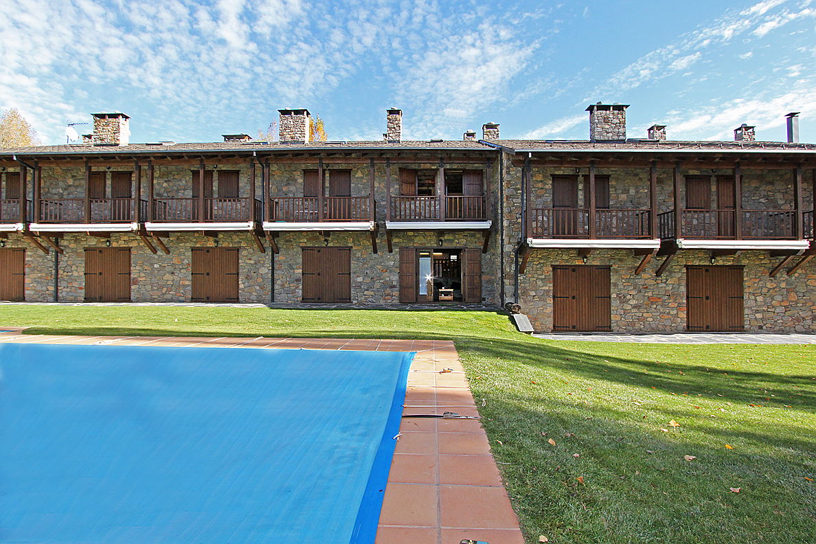  Puigcerdà
- Casa adosada en All con jardín y piscina comunitaria.