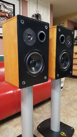 Amrita Audio with stands ? Good condition  excellent so...