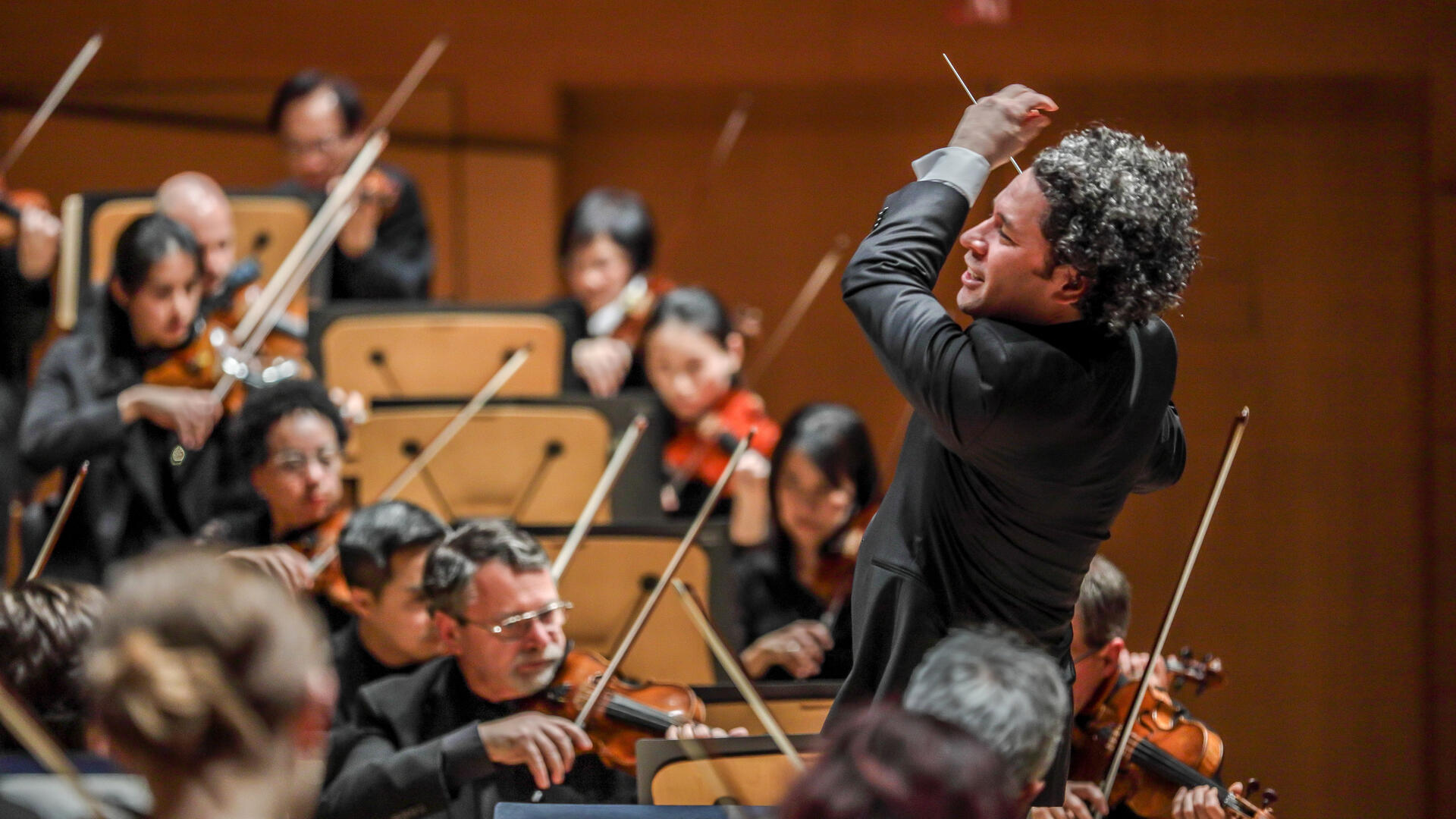 Gustavo Dudamel  dirige la Orquesta Filarmónica de Los Ángeles