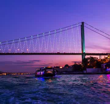 Admire the city by night from the water
