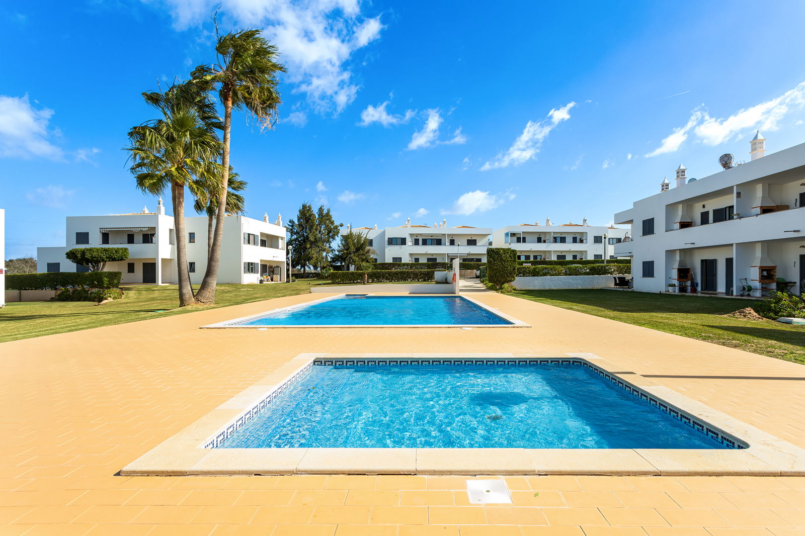 Ground-floor 2-bedroom apartment in condo with pool