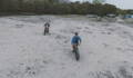 Deux homme sur fat bikes electriques sur la plage