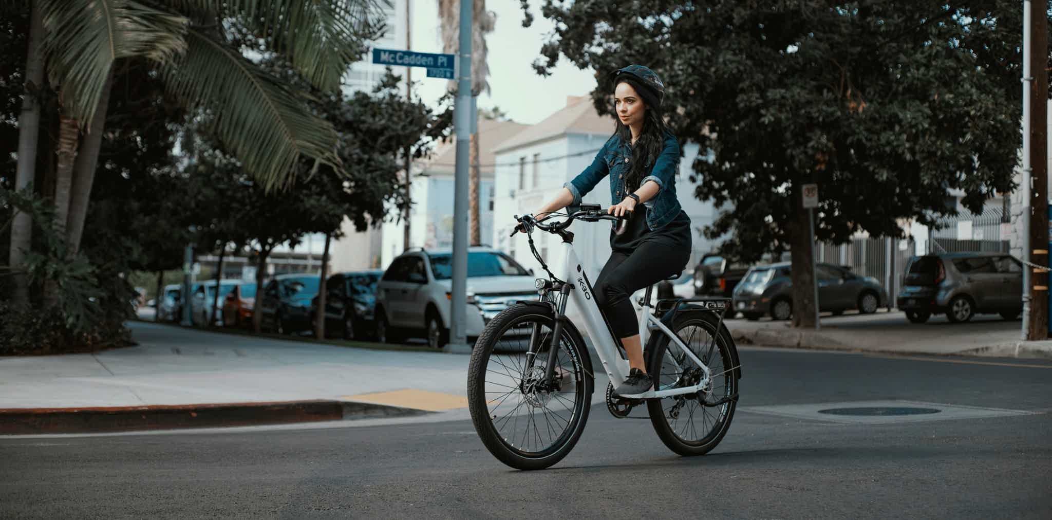 Imagen de recurso una chica rodando con una e-bike.
