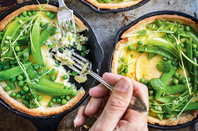 Quichettes au poireau et triple crème avec salade de petits pois à la menthe