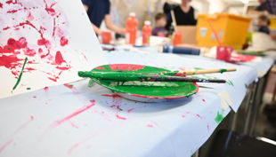 kunsthalle mainz farbe tisch grün pinsel kunstvermittlungdsc