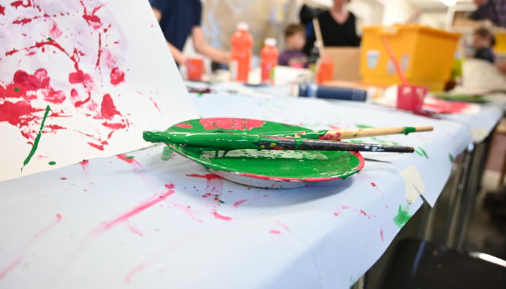 kunsthalle mainz farbe tisch grün pinsel kunstvermittlungdsc