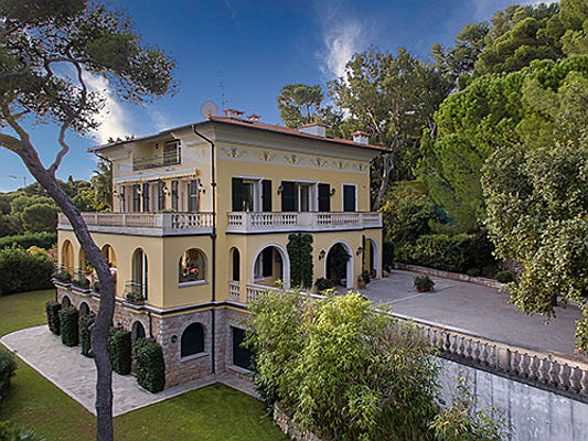  Hamburg
- Set in the prestigious location of Saint-Jean-Cap-Ferrat, this historic property is currently on sale for 19.5 million euros. The 700 square metres of living interiors include 11 bedrooms, ten bathrooms, a living room with a loggia, a dining room with an open plan kitchen leading out to a conservatory, and a wine cellar, in addition to a large terrace. The grounds span over 3,000 square metres and boast a private poolhouse.