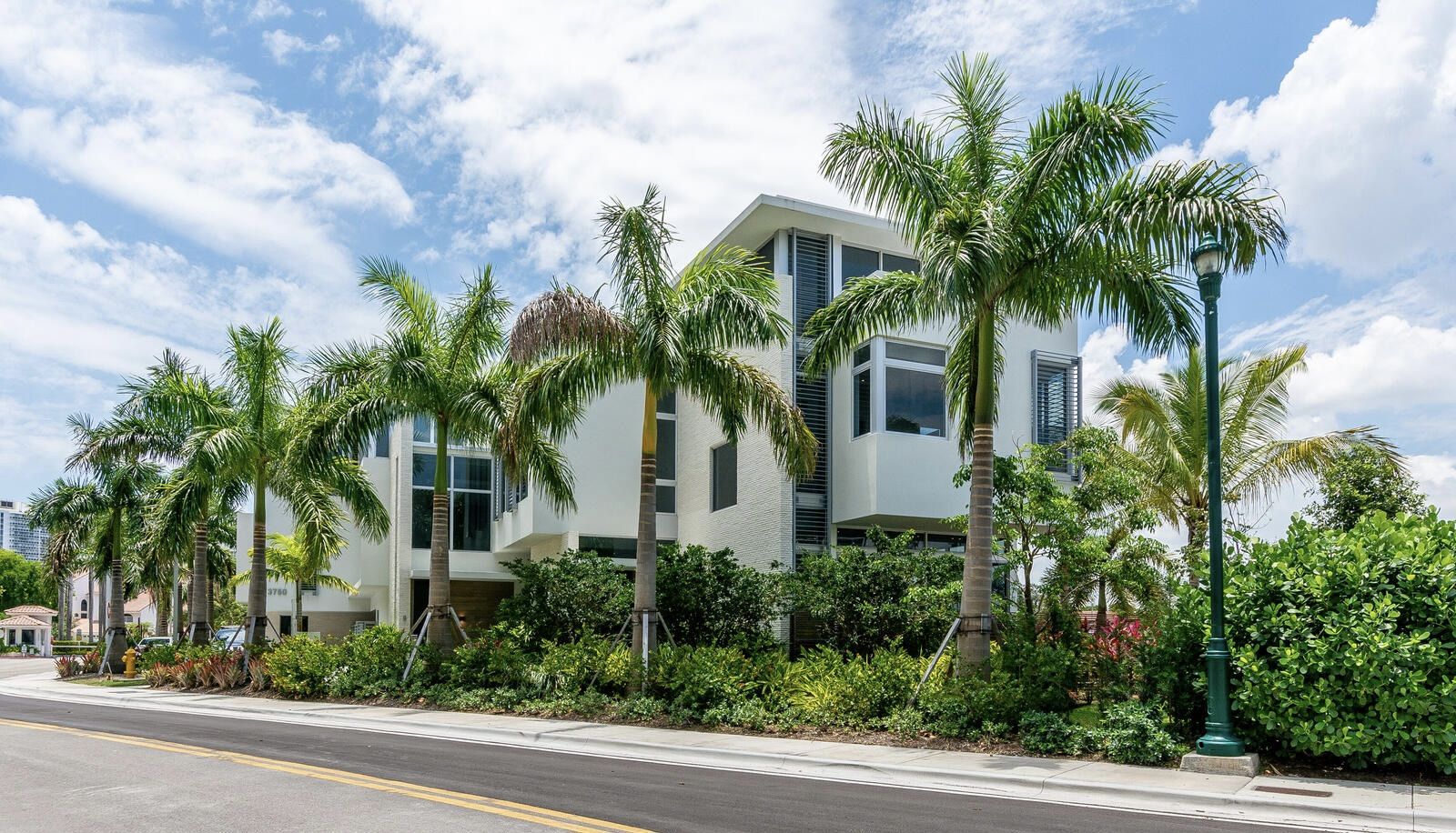 featured image for story, Luxurious Waterfront Living | Tour 3750 Yacht Clb Dr TH6, Aventura, FL 33180