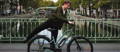 Cycliste avec son vélo électrique de grande autonomie, à Paris.